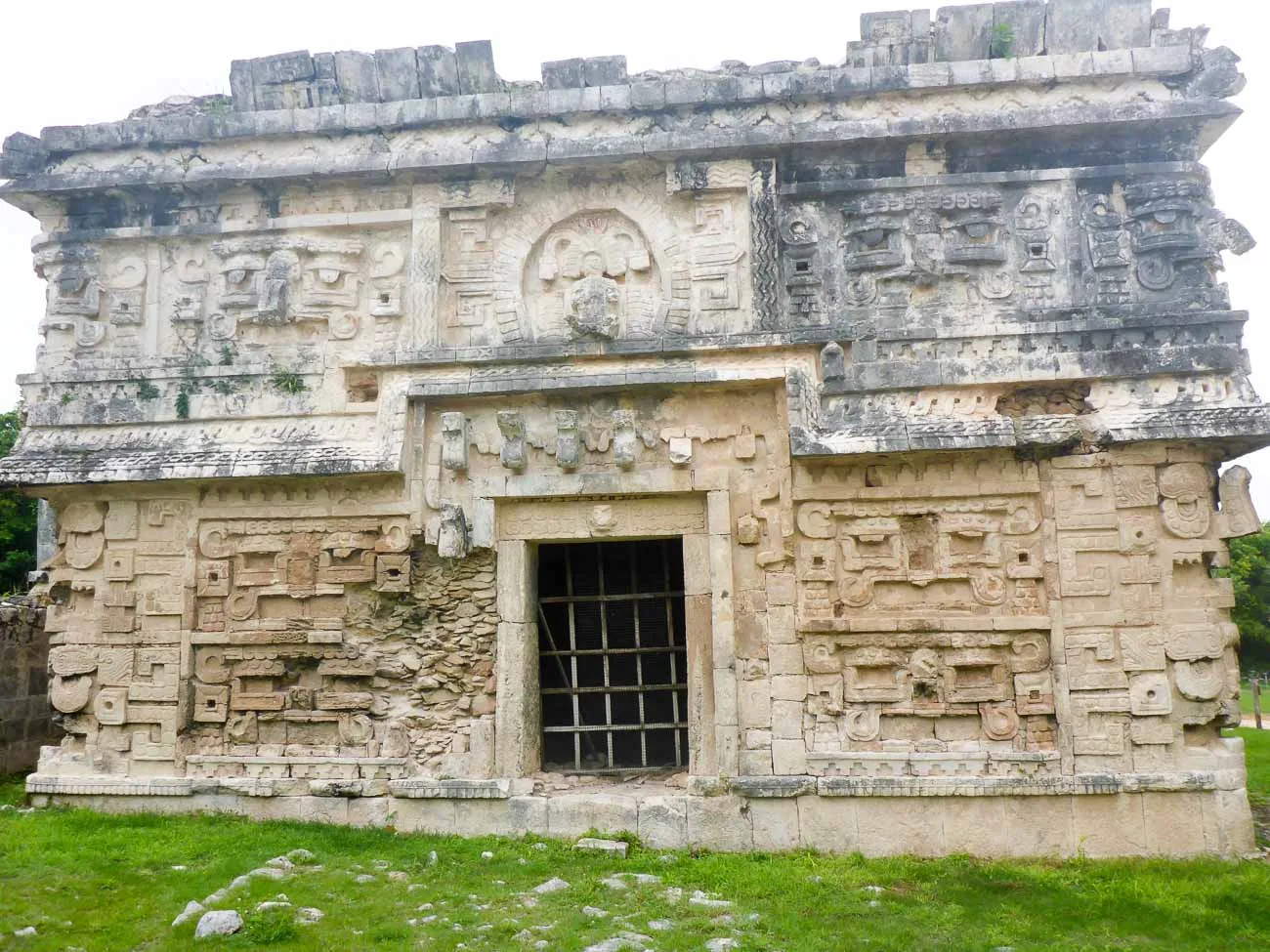 chichen itza carving