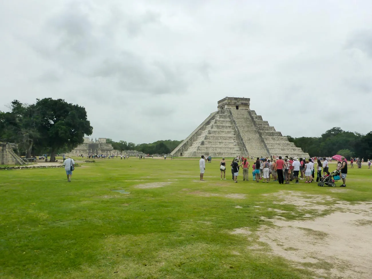 chichen itza crowds