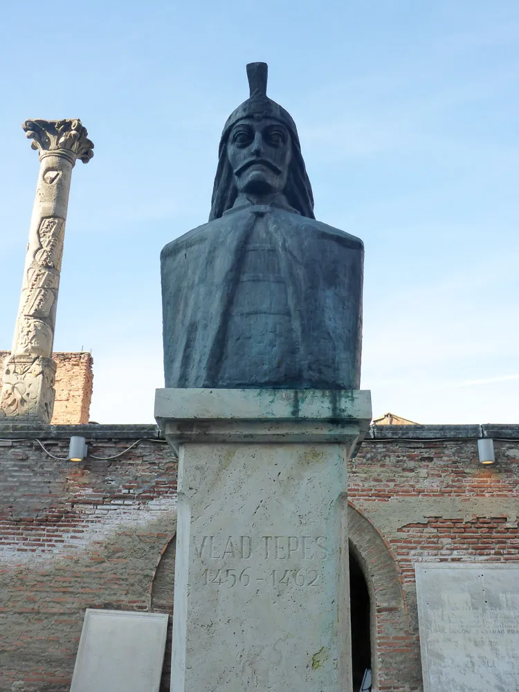 vlad the impaler statue bucherest